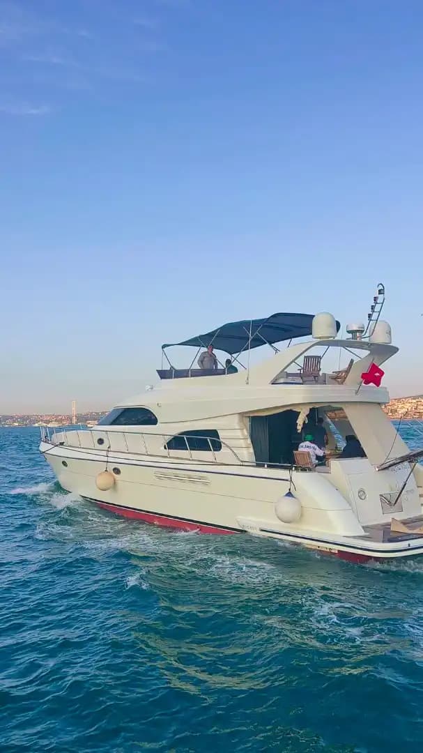 Boğaz’ın Eşsiz Manzarasında 21 Metrelik Özel Yapım Yat ile Keyifli Bir Gün 2
