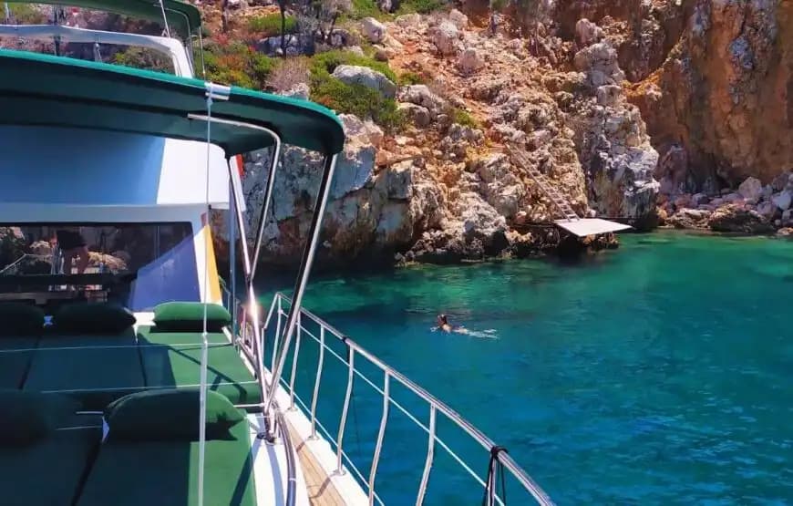 Romantik Bir Gün veya Eğlenceli Bir Parti İçin Kalkan’da Lüks Motoryat Kiralama 8