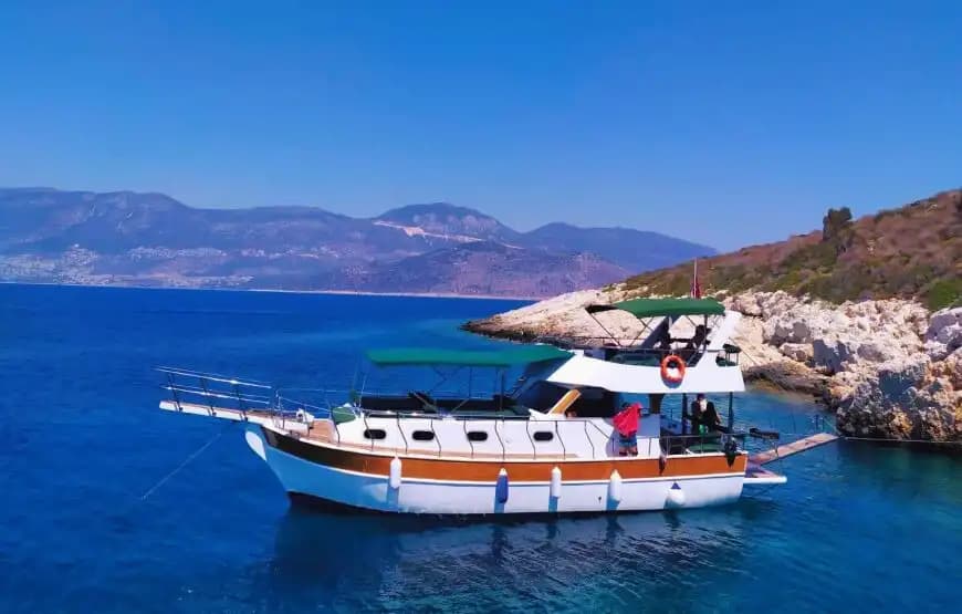 Romantik Bir Gün veya Eğlenceli Bir Parti İçin Kalkan’da Lüks Motoryat Kiralama - Yatta Bekarlığa Veda