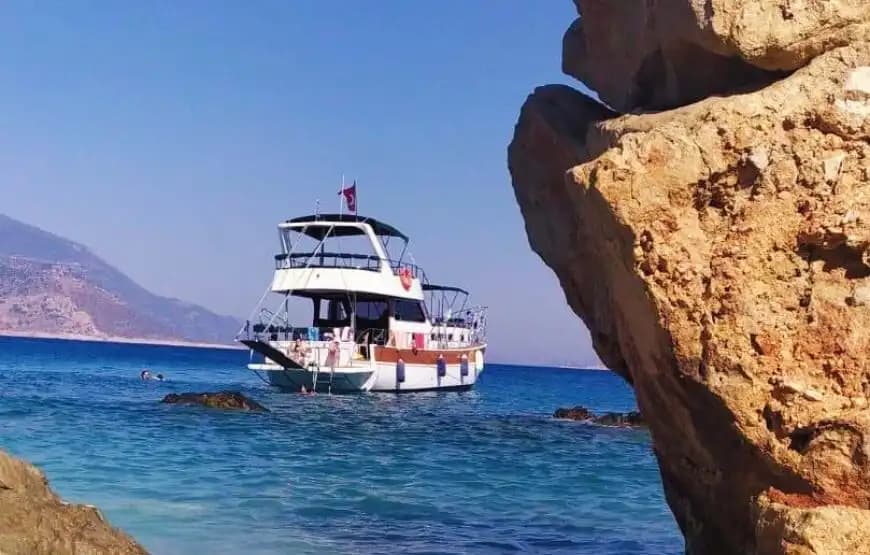 Romantik Bir Gün veya Eğlenceli Bir Parti İçin Kalkan’da Lüks Motoryat Kiralama 2