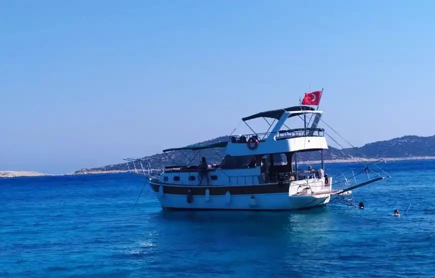 Romantik Bir Gün veya Eğlenceli Bir Parti İçin Kalkan’da Lüks Motoryat Kiralama 7