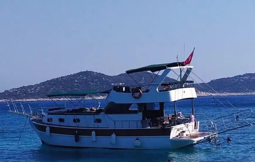 Romantik Bir Gün veya Eğlenceli Bir Parti İçin Kalkan’da Lüks Motoryat Kiralama 6