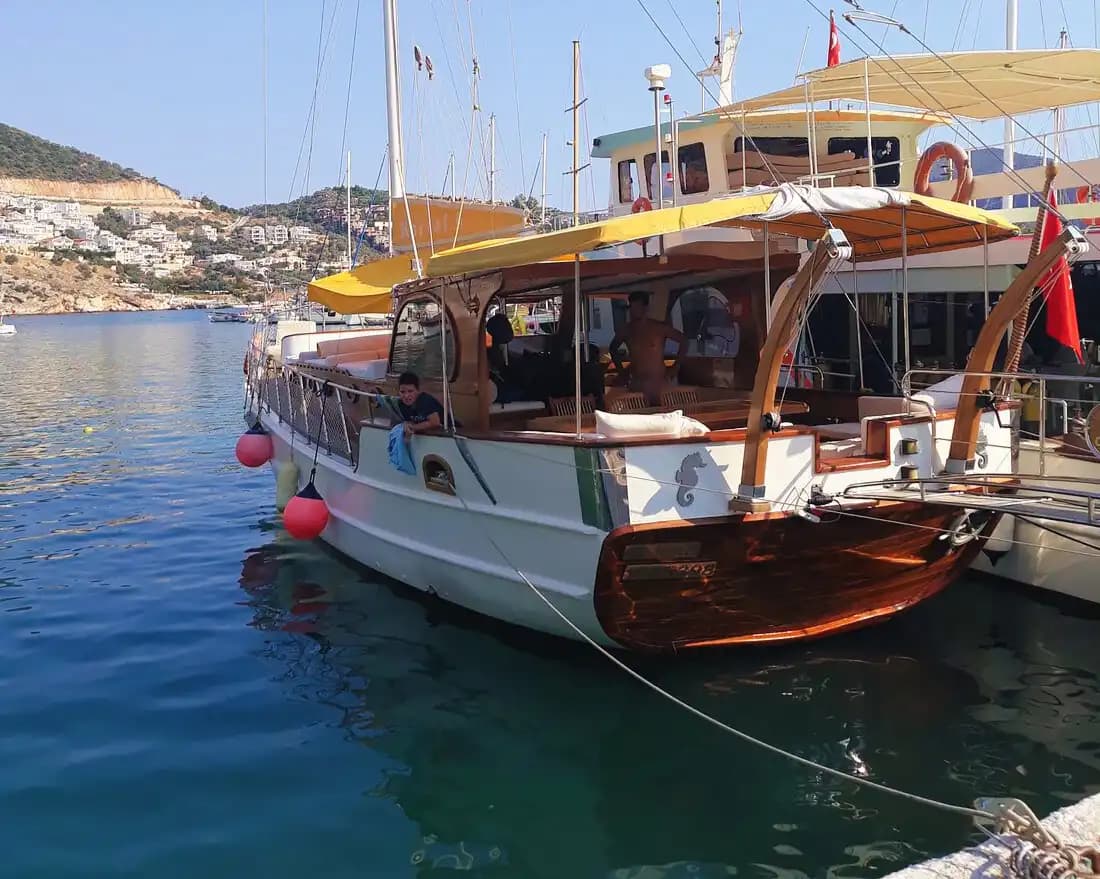 Eşsiz Manzaralar ve Rahatlık İçin Kalkan’da Günlük Tekne Kiralama 2