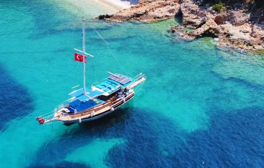 Kalkan’ın Büyüleyici Koylarını Keşfetmek İçin 13 Metrelik Özel Tekne Kiralama 7