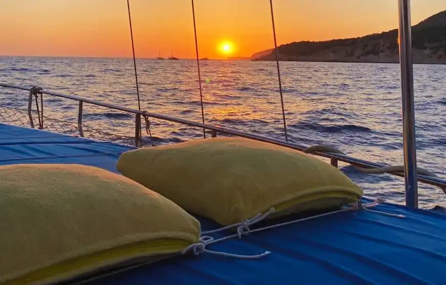 Kalkan’ın Büyüleyici Koylarını Keşfetmek İçin 13 Metrelik Özel Tekne Kiralama 5