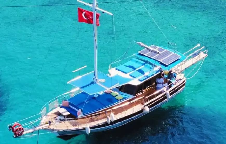 Kalkan’ın Büyüleyici Koylarını Keşfetmek İçin 13 Metrelik Özel Tekne Kiralama - Yatta Bekarlığa Veda