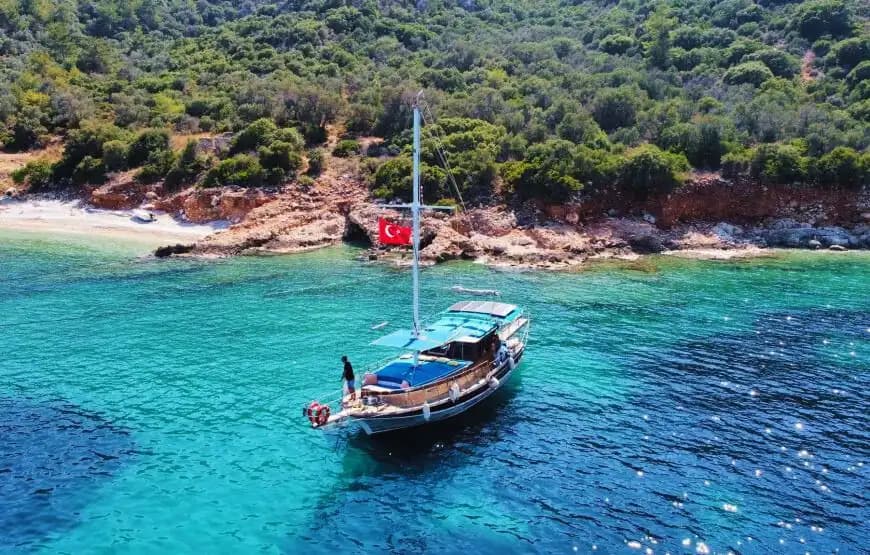 Kalkan’ın Büyüleyici Koylarını Keşfetmek İçin 13 Metrelik Özel Tekne Kiralama 3