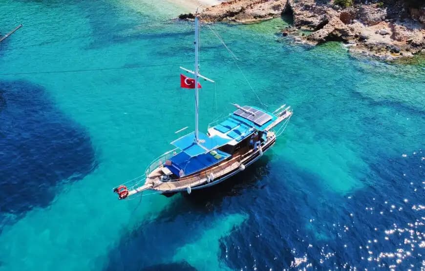 Kalkan’ın Büyüleyici Koylarını Keşfetmek İçin 13 Metrelik Özel Tekne Kiralama 6