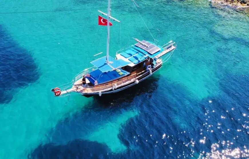 Kalkan’ın Büyüleyici Koylarını Keşfetmek İçin 13 Metrelik Özel Tekne Kiralama