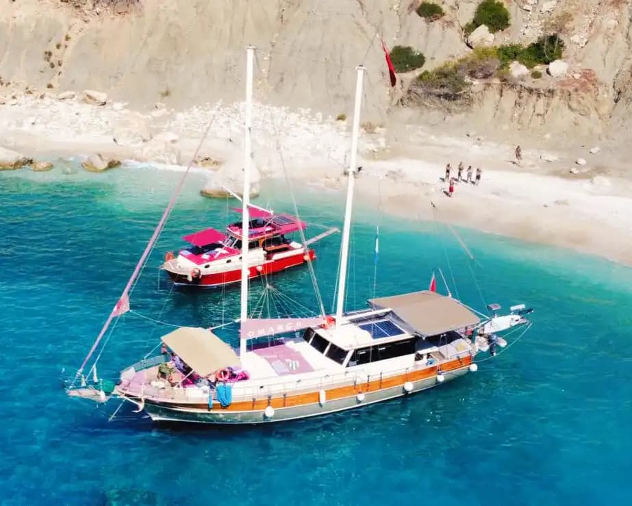 Kalkan’da 4 Kişiye Kadar Konaklama İmkanı Sunan 20 Metrelik Gulet