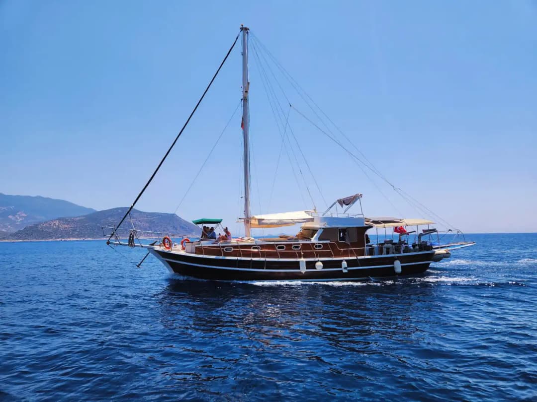 2 Kabinli, Geniş Güverteli Gulet ile Mükemmel Bir Kalkan Seyahati