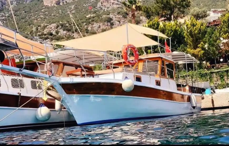 Kaş’ta 11 Metrelik Ekonomik Tekne ile Uygun Fiyatlı Mavi Tur