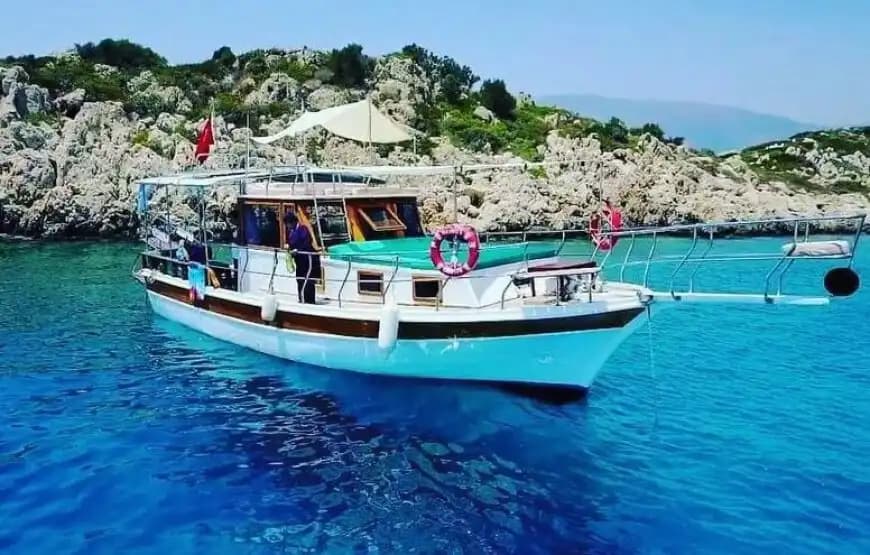 Kaş’ta 11 Metrelik Ekonomik Tekne ile Uygun Fiyatlı Mavi Tur