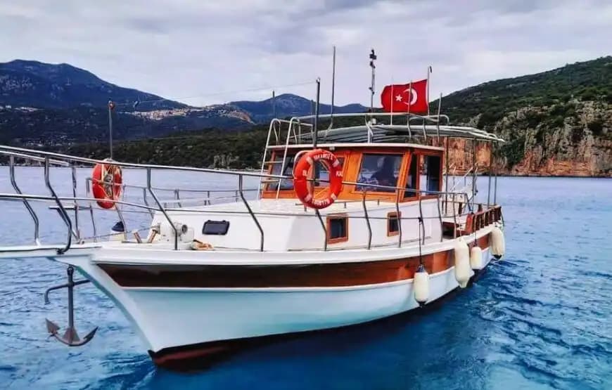 Kaş’ta 11 Metrelik Ekonomik Tekne ile Uygun Fiyatlı Mavi Tur