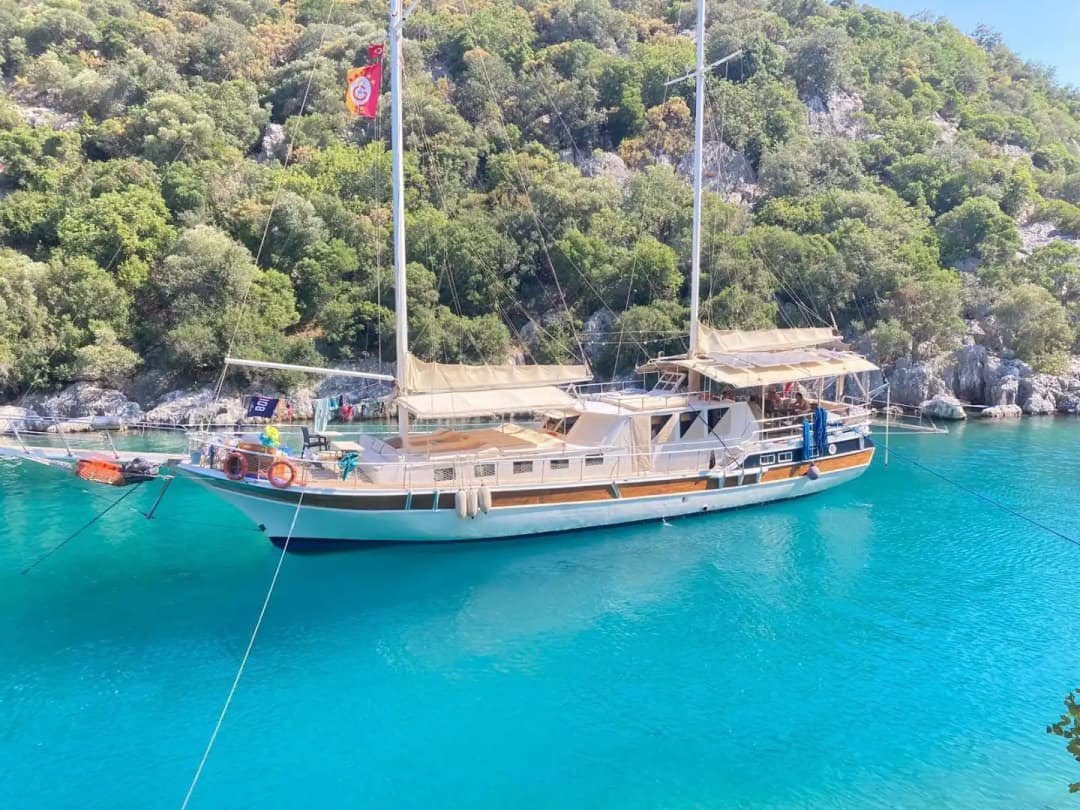 Kaş’ta Konforlu Gulet Tatili – 12 Kişilik Özel Deniz Serüveni
