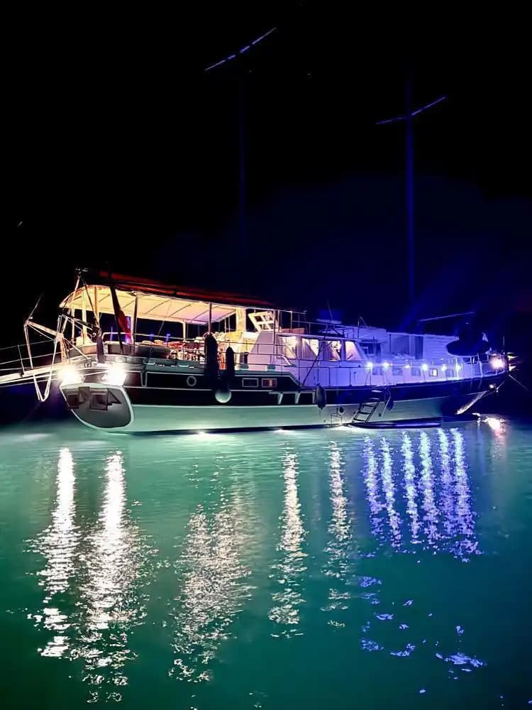 Kaş’ta Konforlu Gulet Tatili – 12 Kişilik Özel Deniz Serüveni 7