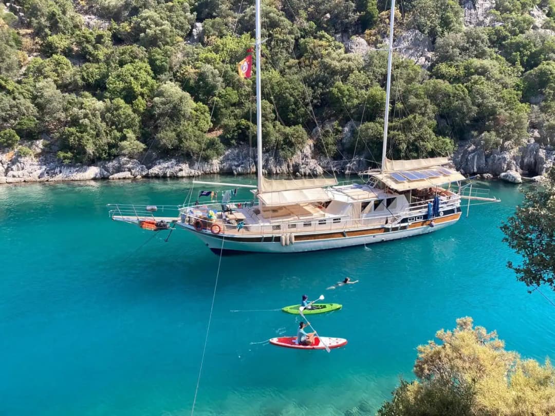 Kaş’ta Konforlu Gulet Tatili – 12 Kişilik Özel Deniz Serüveni