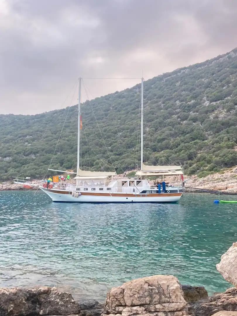 Kaş’ta Konforlu Gulet Tatili – 12 Kişilik Özel Deniz Serüveni 10