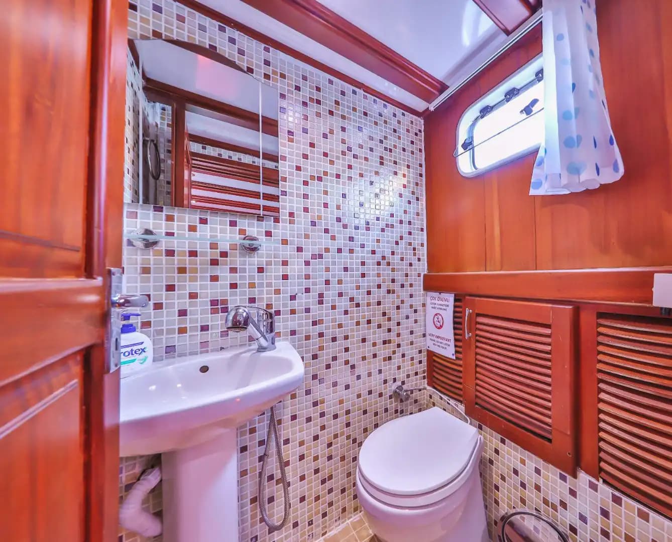 Geniş Kabinleri ve Modern Donanımıyla Kaş’ta Mükemmel Gulet Tatili 7