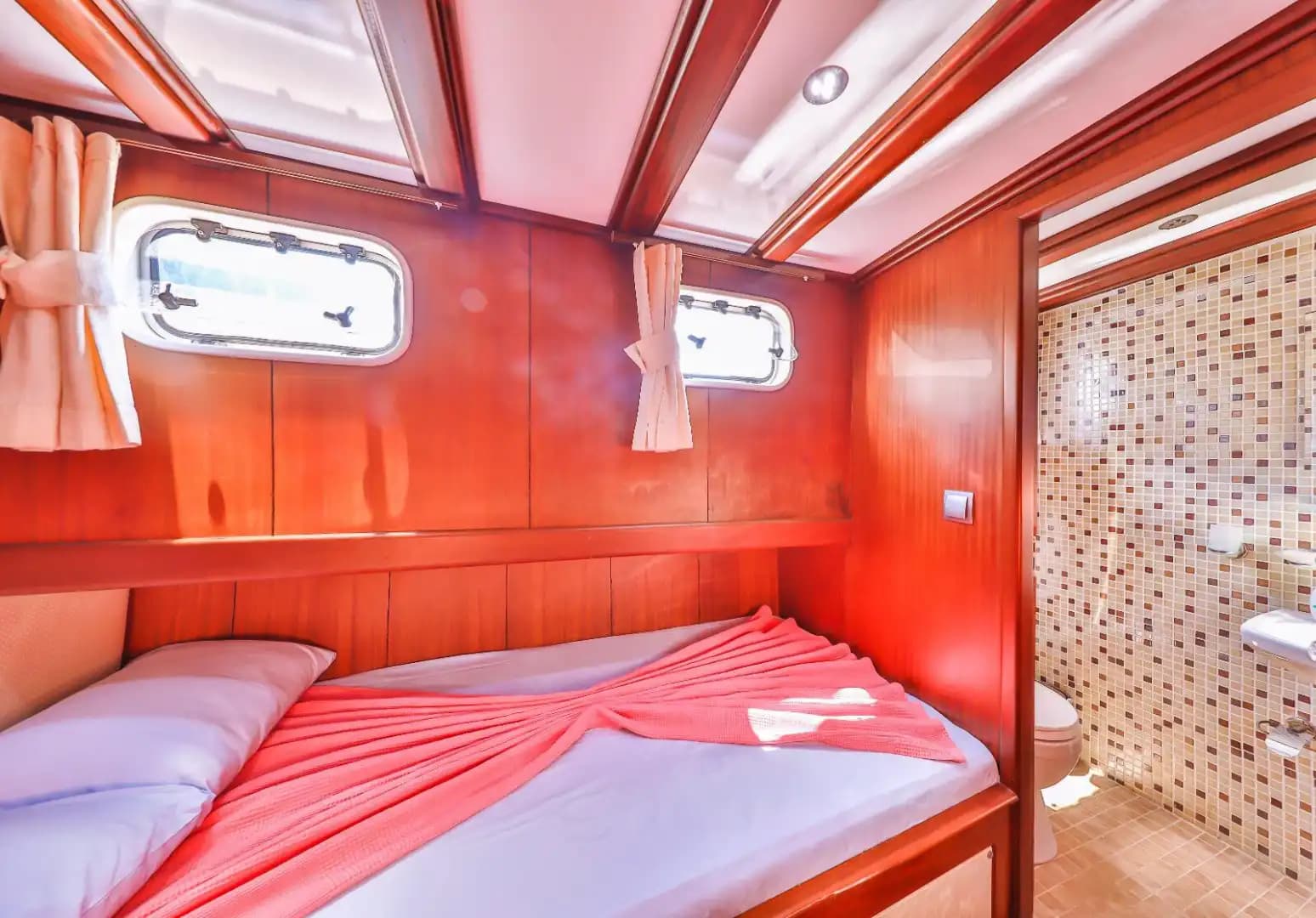 Geniş Kabinleri ve Modern Donanımıyla Kaş’ta Mükemmel Gulet Tatili 10