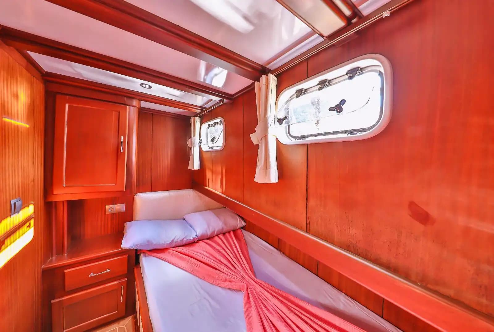Geniş Kabinleri ve Modern Donanımıyla Kaş’ta Mükemmel Gulet Tatili 11