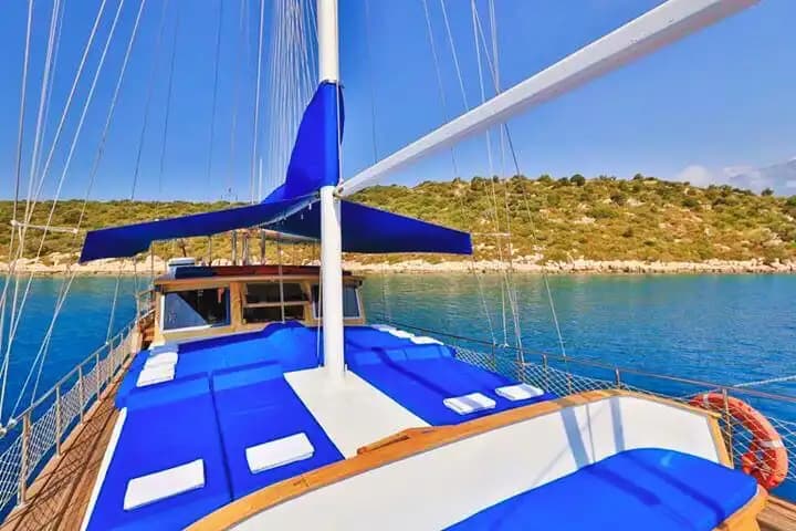 Denizin Ortasında Konfor ve Lüks: Kaş’ta Özel Gulet Kiralama 4