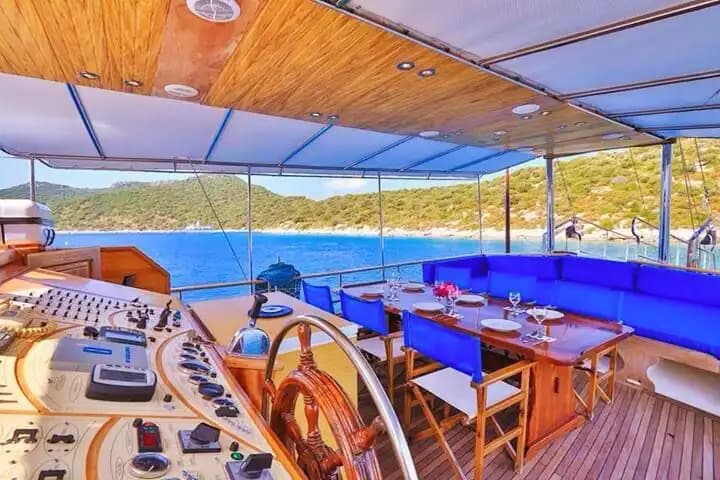 Denizin Ortasında Konfor ve Lüks: Kaş’ta Özel Gulet Kiralama 12