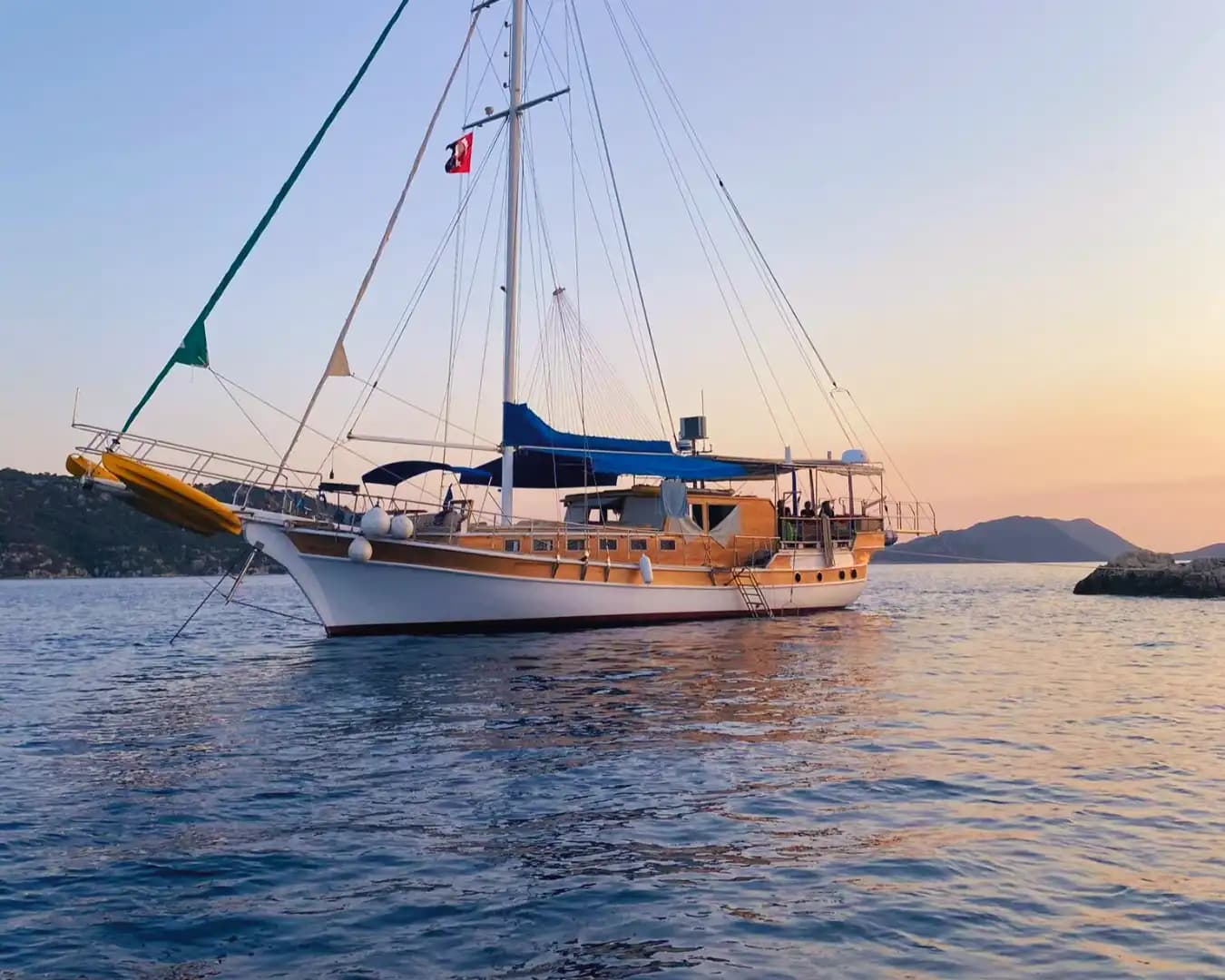 Denizin Ortasında Konfor ve Lüks: Kaş’ta Özel Gulet Kiralama - Teknede Parti