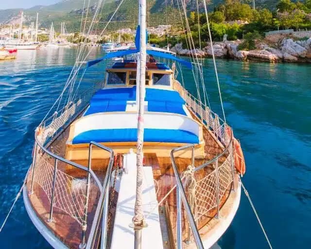 Denizin Ortasında Konfor ve Lüks: Kaş’ta Özel Gulet Kiralama 9