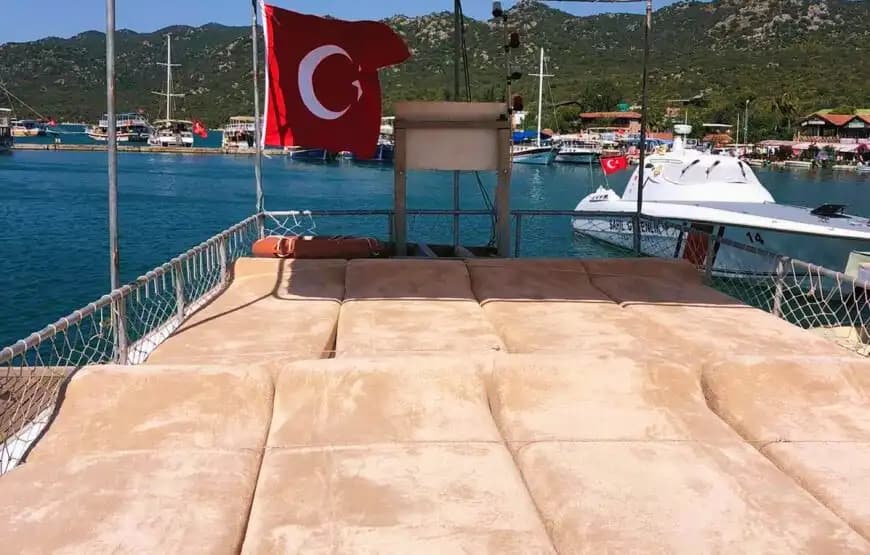 Denizde Özgürlüğü Hissedin! Kekova’da 8 Kişilik Tekne Kiralama 7