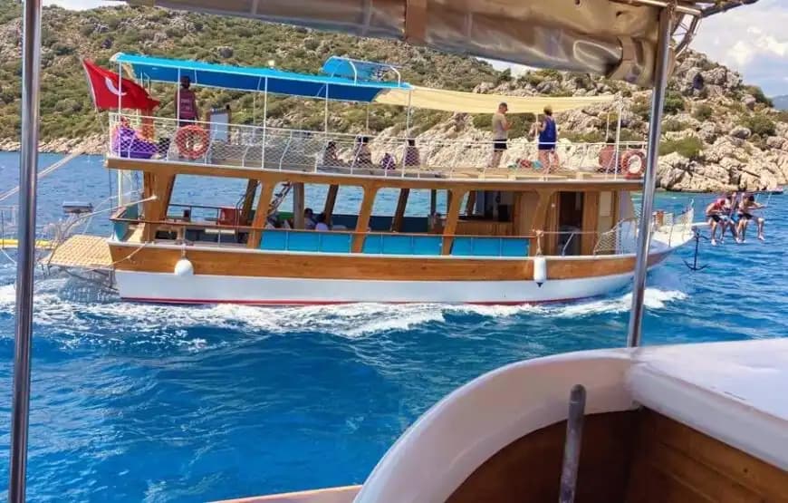 Deniz Üzerinde Özel Organizasyonlar İçin Kekova’da Geniş Tekne Seçeneği 6