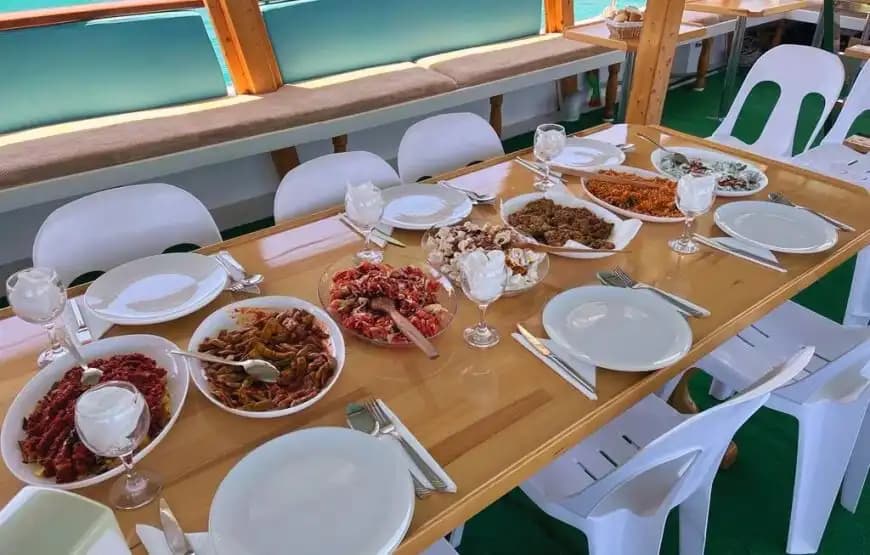 Deniz Üzerinde Özel Organizasyonlar İçin Kekova’da Geniş Tekne Seçeneği