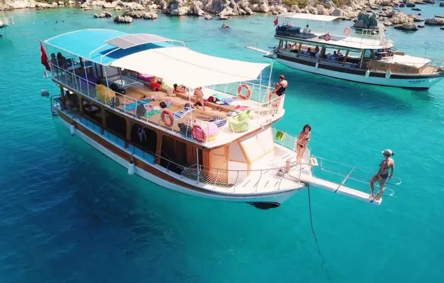 Deniz Üzerinde Özel Organizasyonlar İçin Kekova’da Geniş Tekne Seçeneği