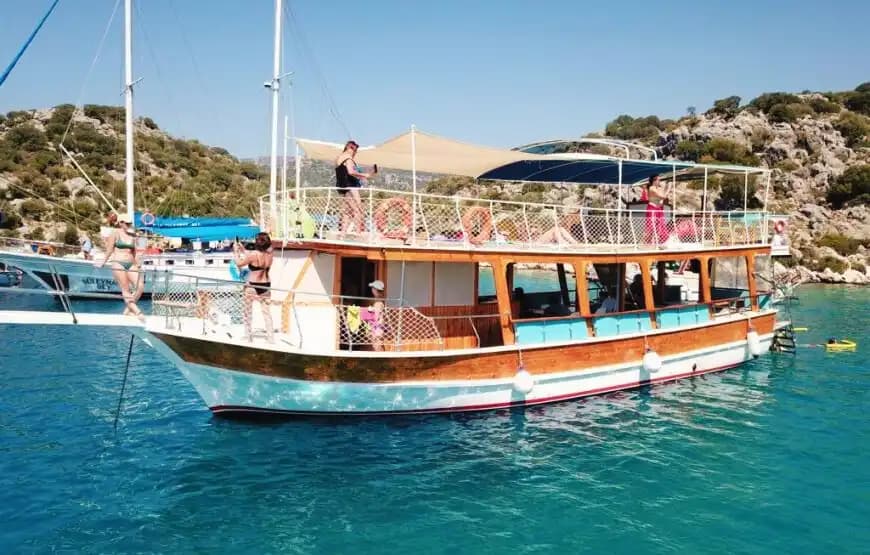 Deniz Üzerinde Özel Organizasyonlar İçin Kekova’da Geniş Tekne Seçeneği