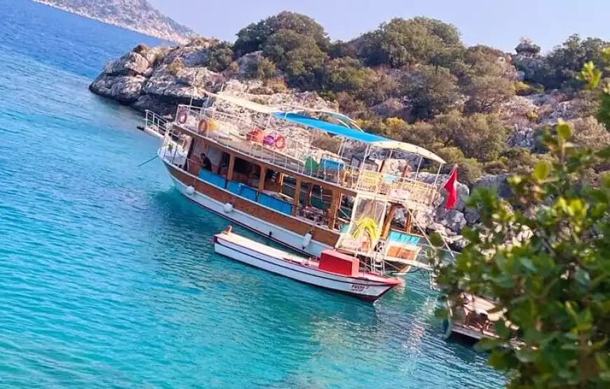 Deniz Üzerinde Özel Organizasyonlar İçin Kekova’da Geniş Tekne Seçeneği