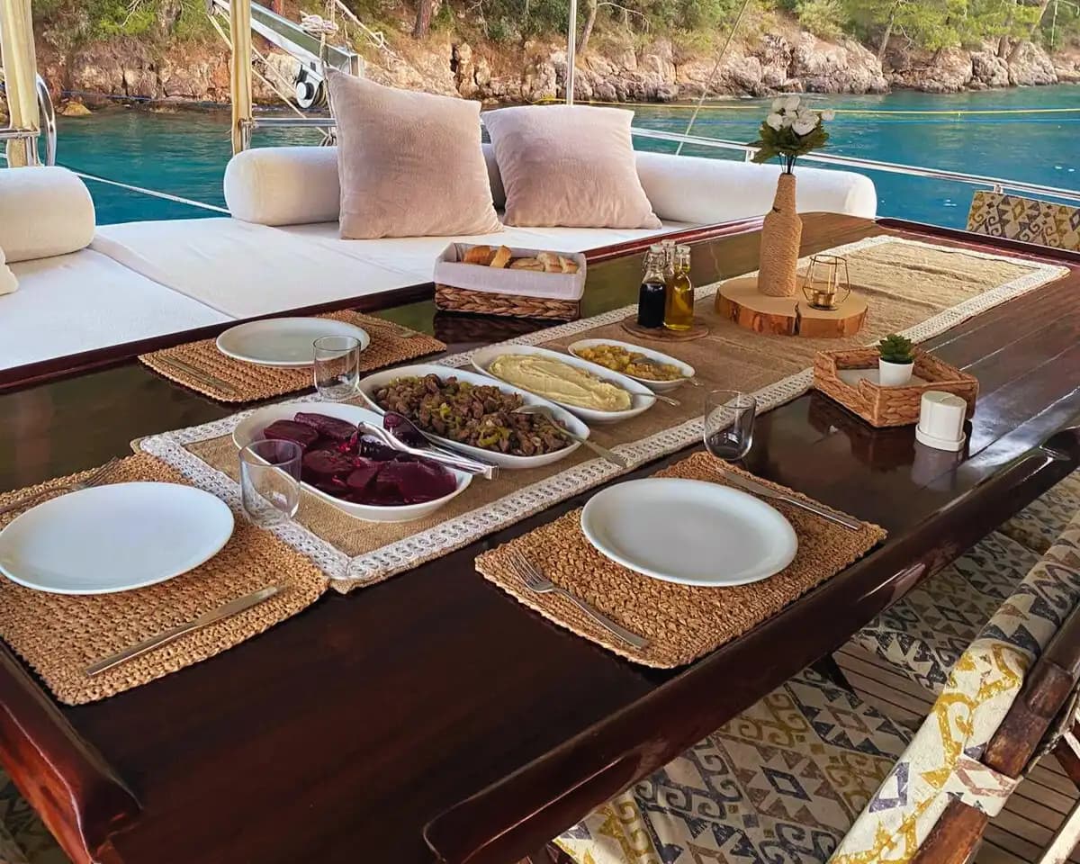 Kekova'da Tam Donanımlı Gulet ile Konaklamalı Keşif 10