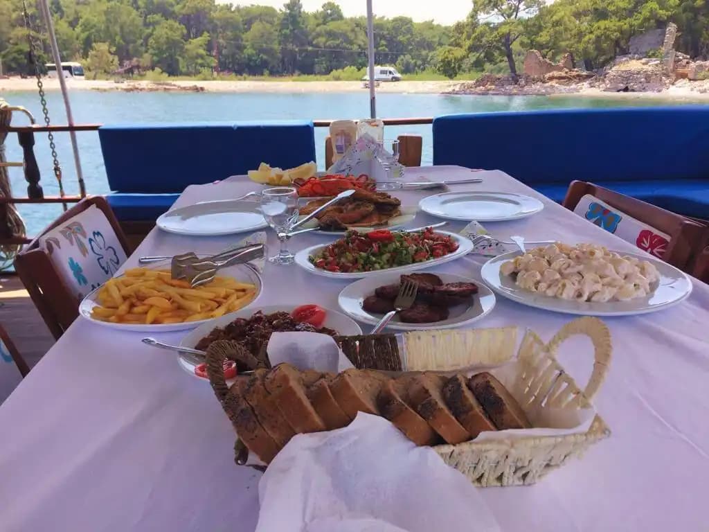 Romantik Kaçamaklardan Aile Tatillerine – Kemer’de Gulet Kiralama
