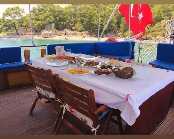 Romantik Kaçamaklardan Aile Tatillerine – Kemer’de Gulet Kiralama 10