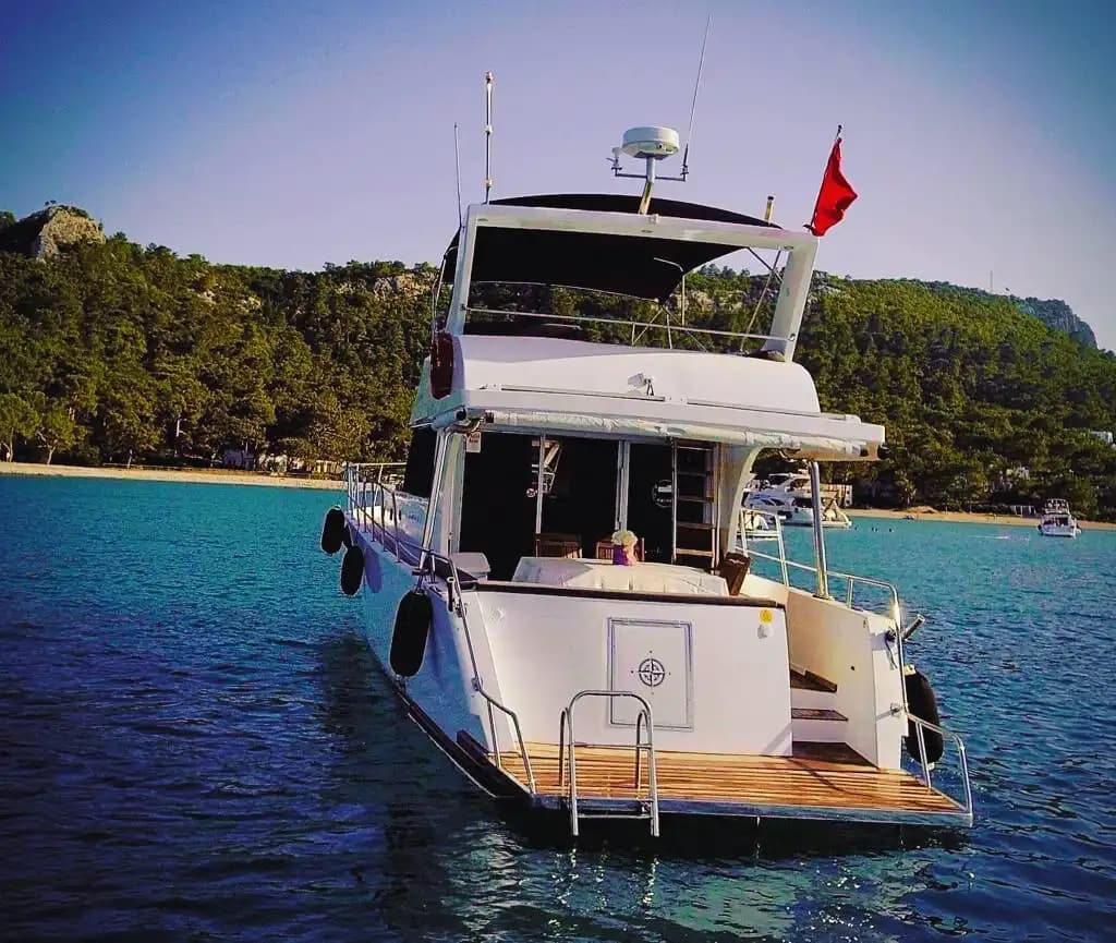 Masmavi Kemer Koylarında 15 Metrelik Motoryat Keyfi