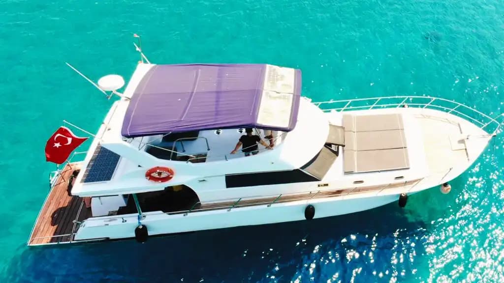 Masmavi Kemer Koylarında 15 Metrelik Motoryat Keyfi - Teknede Parti
