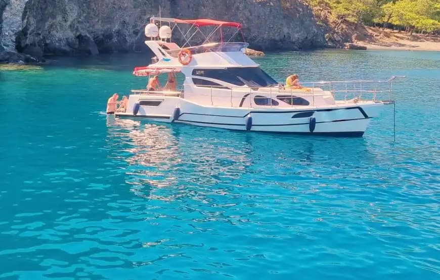 Kemer Koylarında Günlük Motoryat Turu – Yüzme Platformu ve Geniş Güverte