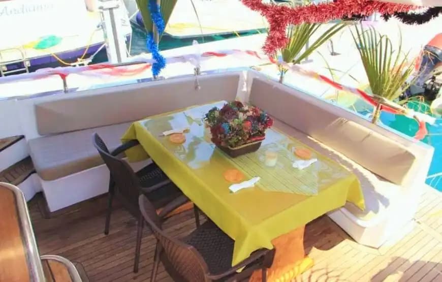 Kemer Koylarında Günlük Motoryat Turu – Yüzme Platformu ve Geniş Güverte 6