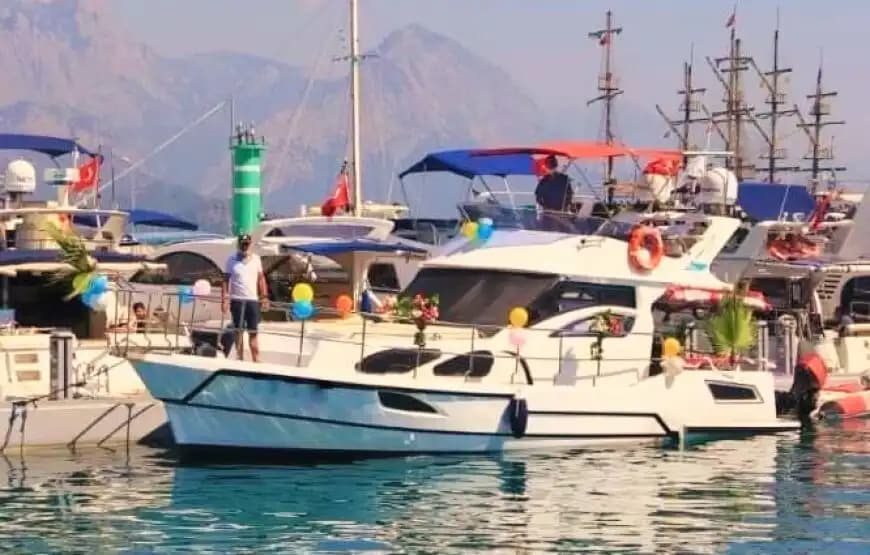 Kemer Koylarında Günlük Motoryat Turu – Yüzme Platformu ve Geniş Güverte 3