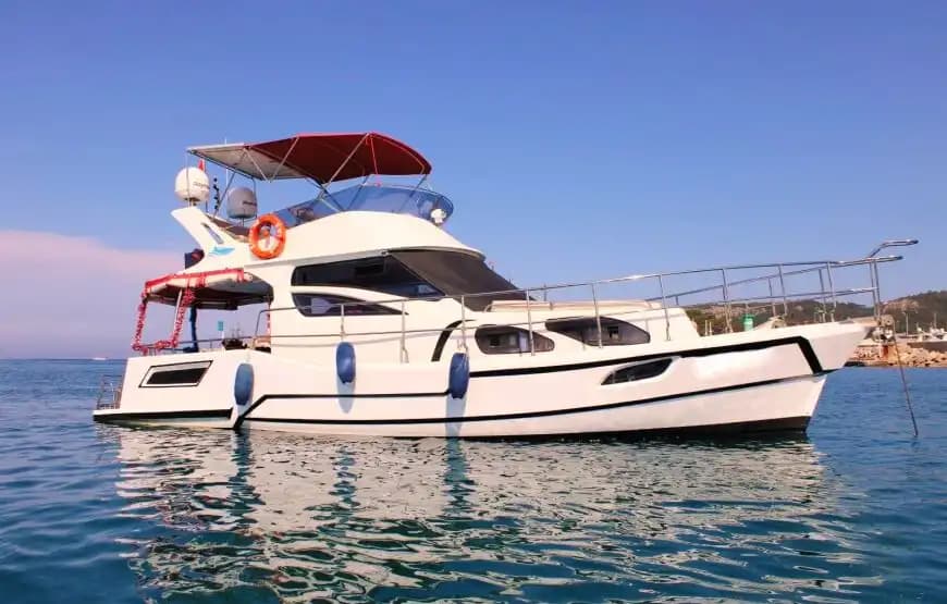 Kemer Koylarında Günlük Motoryat Turu – Yüzme Platformu ve Geniş Güverte 2
