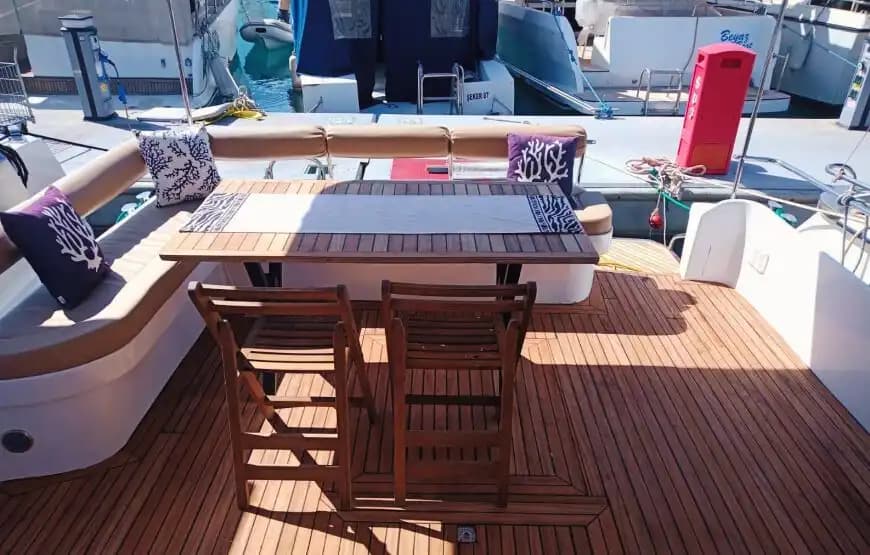 Tam Donanımlı 15 Metrelik Motoryat ile Konforlu Mavi Tur