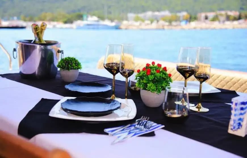 Kemer’den Hareket Eden 12 Kişilik Uygun Fiyatlı Yat Kiralama Seçeneği 11