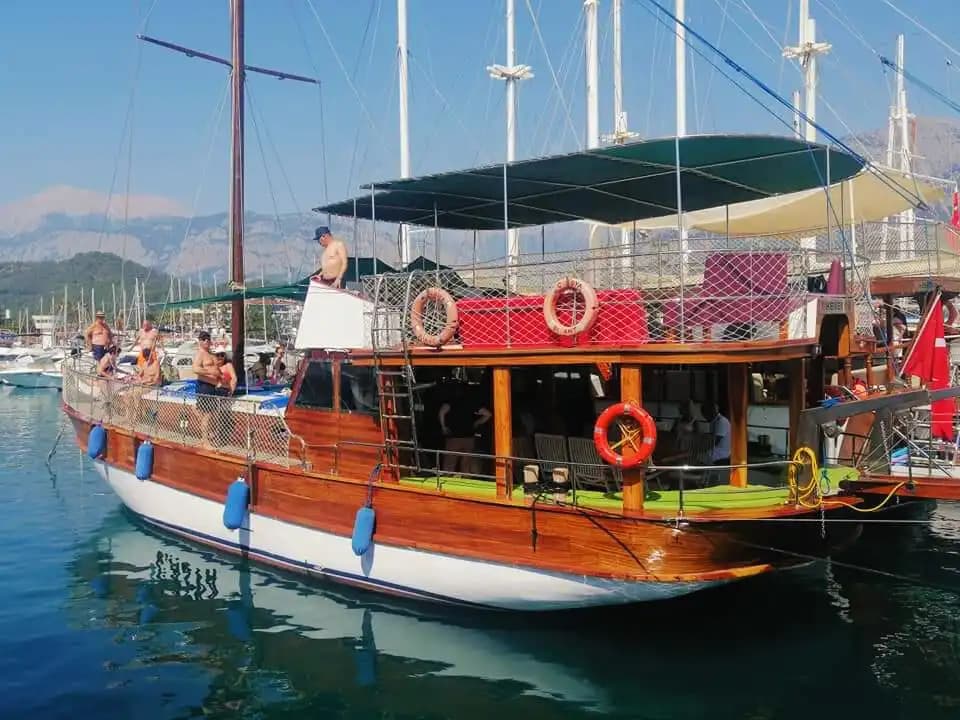 Lüks ve Eğlenceyi Birleştiren Tekne ile Unutulmaz Hatıralar