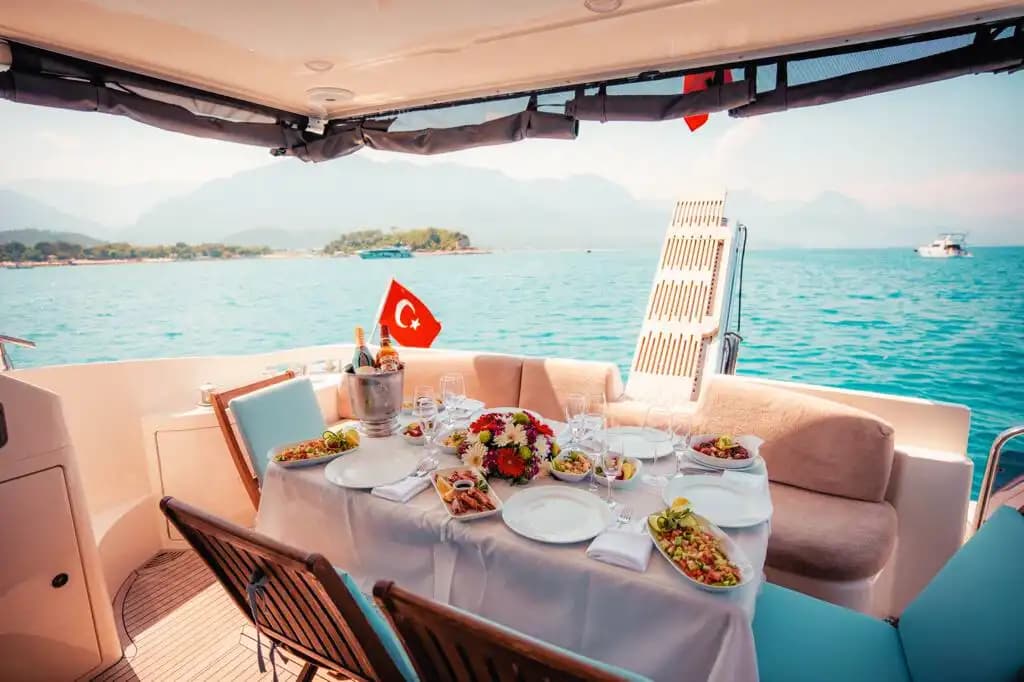 Akdeniz’in Turkuaz Sularında 3 Kabinli Azimut ile Unutulmaz Bir Deniz Tatili 4