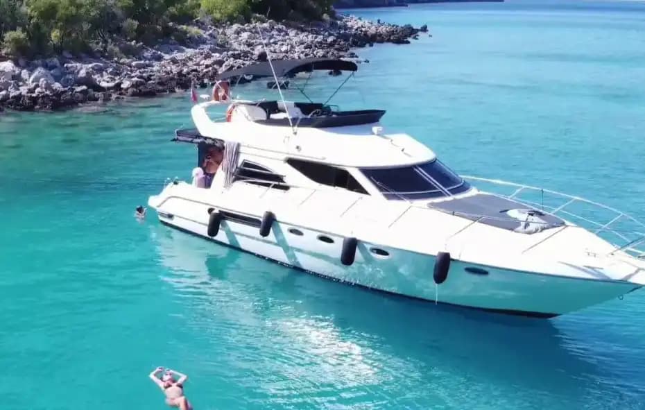 Kemer’de 12 Kişilik Yat ile Denizin Tadını Çıkarın