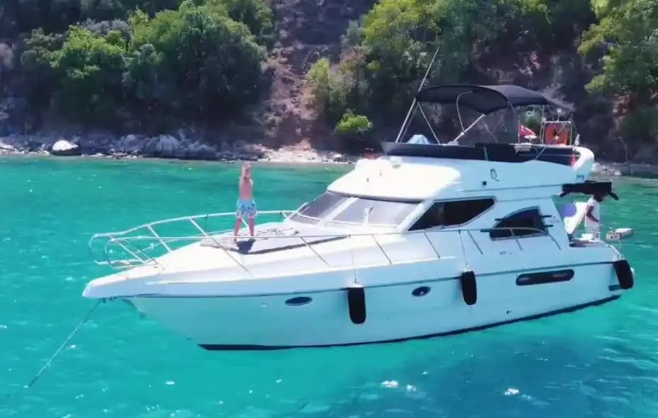 Kemer’de 12 Kişilik Yat ile Denizin Tadını Çıkarın